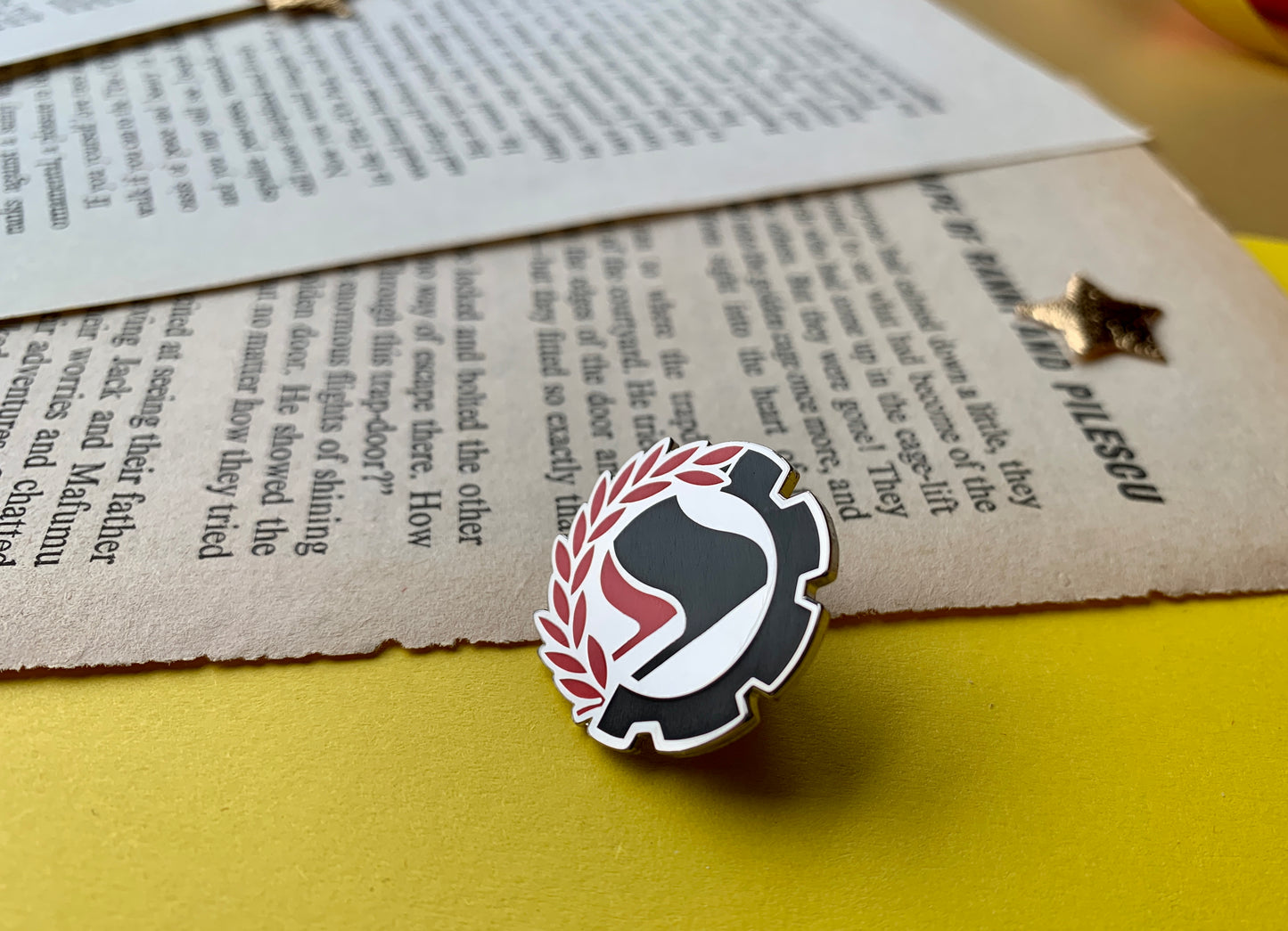 Leftist Anarcho-Syndicalist Black and Red Flags with Cog and Laurel Border Metal Pin Badge